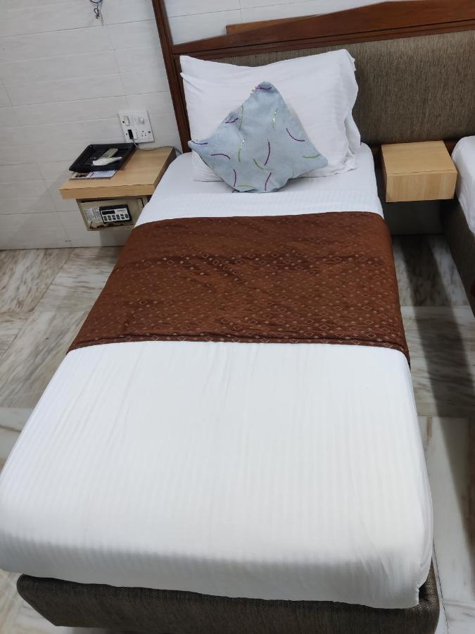Capital Hotel Mumbai  Buitenkant foto